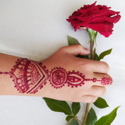 Model de tatuaj temporar cu henna roșie aplicat pe mână