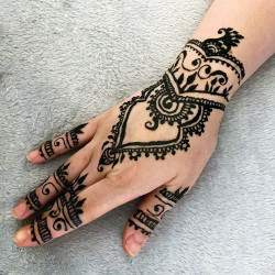 Tatuaj temporar cu henna neagră Golecha – model mehndi pe dosul mâinii