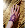 Temporäres Tattoo mit violetter Henna‑Farbe von Golecha auf der Hand