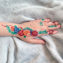 Temporär tatuering med färgad henna på hand
