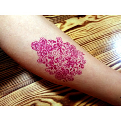 Rozā henna tetovējumiem konusā