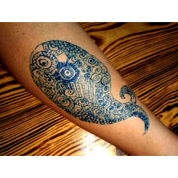 Temporäres Tattoo mit blauer Henna‑Farbe von Golecha