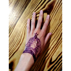 Temporäres Tattoo mit violetter Henna‑Farbe von Golecha auf der Hand