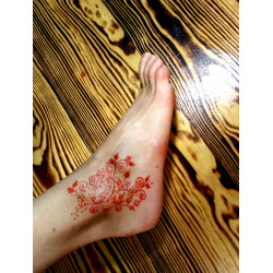 Tatuiruotė su oranžine chna – laikinas piešinys