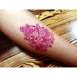 Tatuiruotė su rožine (magenta) chna – laikinas piešinys