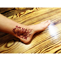 Tatuiruotė su raudona chna – laikinas piešinys