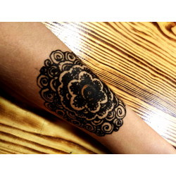 Temporäres Tattoo mit schwarzer Henna‑Farbe von Golecha