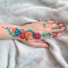 Tatuaje temporare realizate cu henna colorată în mai multe nuanțe